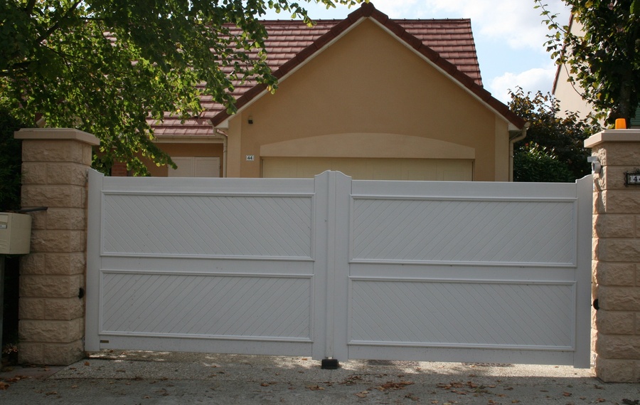 Nos mod&egrave;les de portails PVC &agrave;&nbsp;Auriac